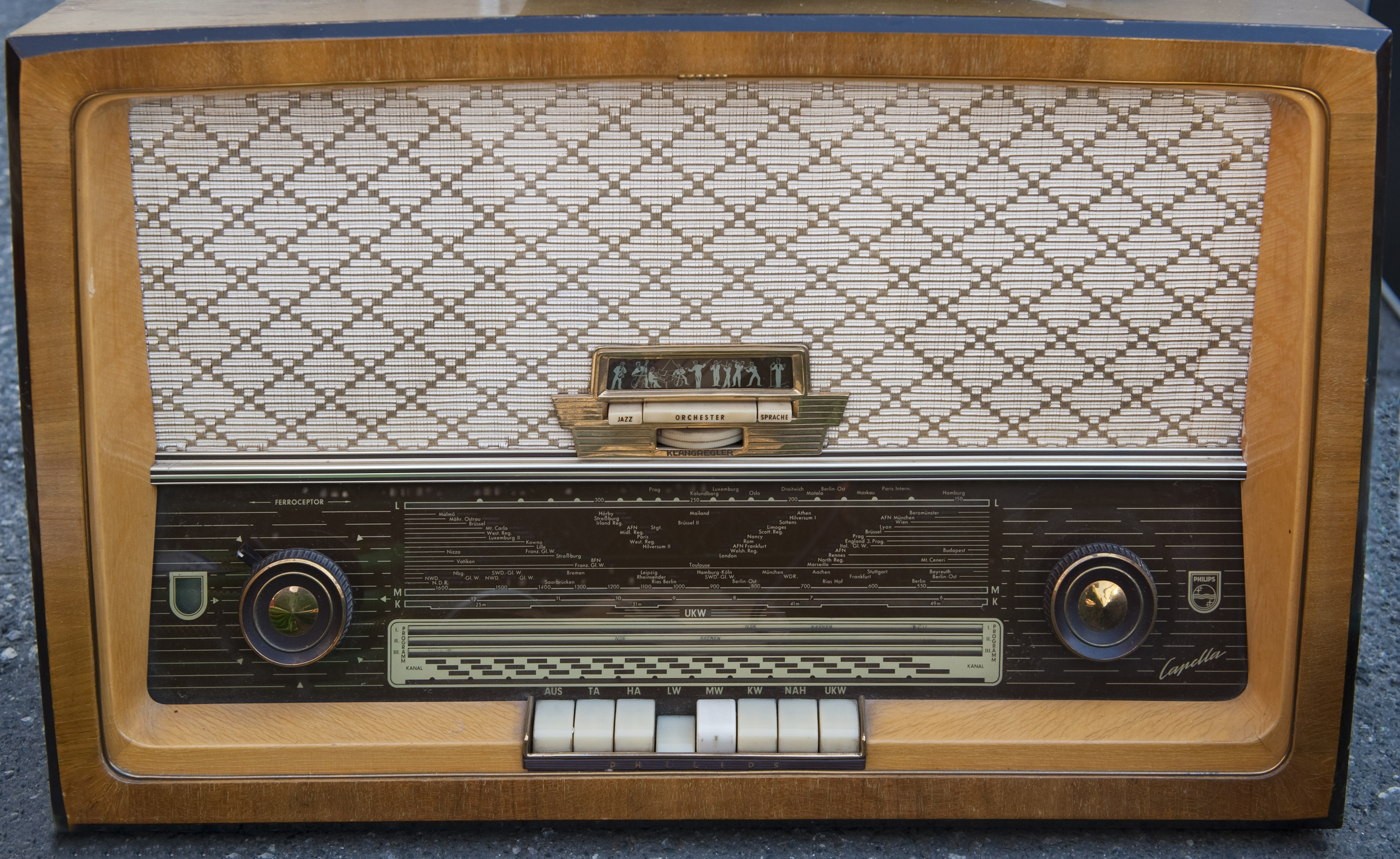 Сайт старое радио. Радиоприемник Philips or 7000. Радиоприемник Philips 7-39a. Радиоприемник резонанс. Радиоприемник Philips старые.